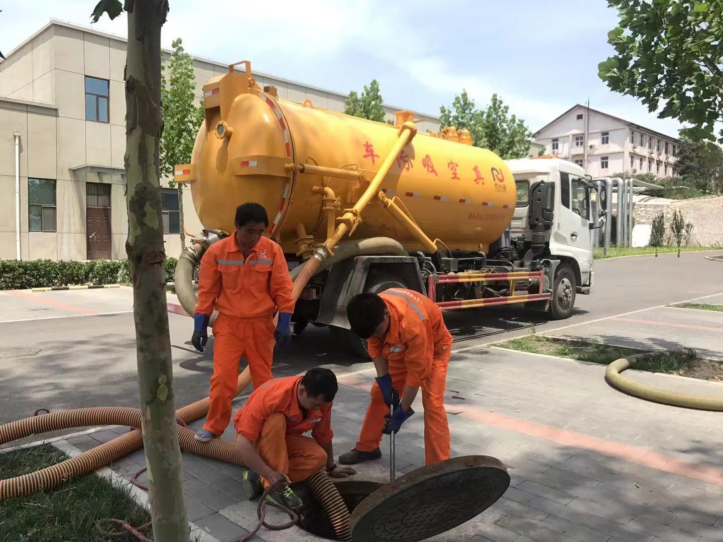 莲池管道疏通车停在窨井附近