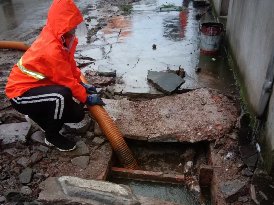 莲池专业清理污水池 炜誉市政以规范流程守护城市 “肠道”