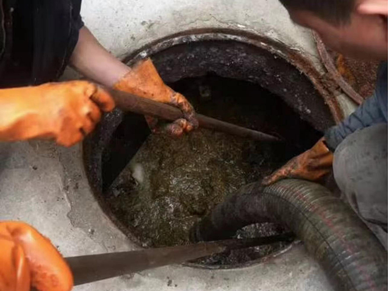 莲池清理化粪池时如何避免沼气的危害？